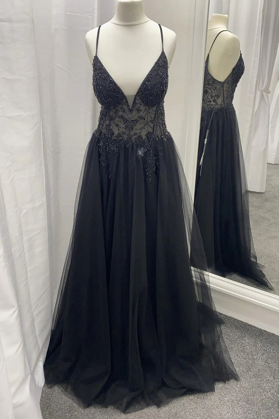 Vestido de fiesta con escote en V y cuentas de tul